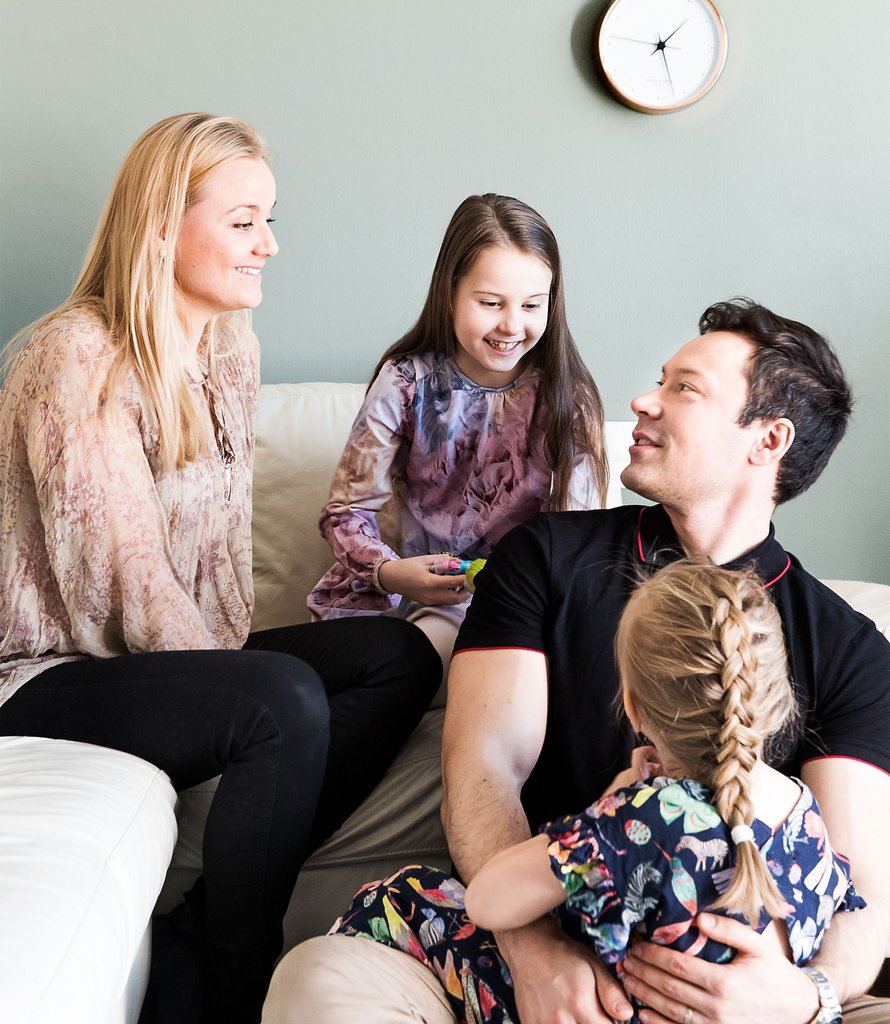 Anni kysyy aina ennen nukkumaanmenoa, kumpi vanhemmista on aamulla kotona. Koko perhe on harvoin koolla. Kuva: <span class="photographer">Satu Kemppainen</span>