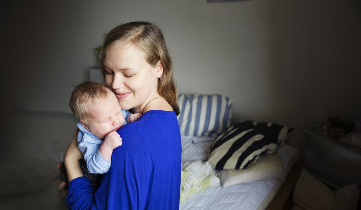 Jenna tuntee huolta siitä, millainen maailma lapselle jää. ”Toivon, että hän oppii kestäviä arvoja.”