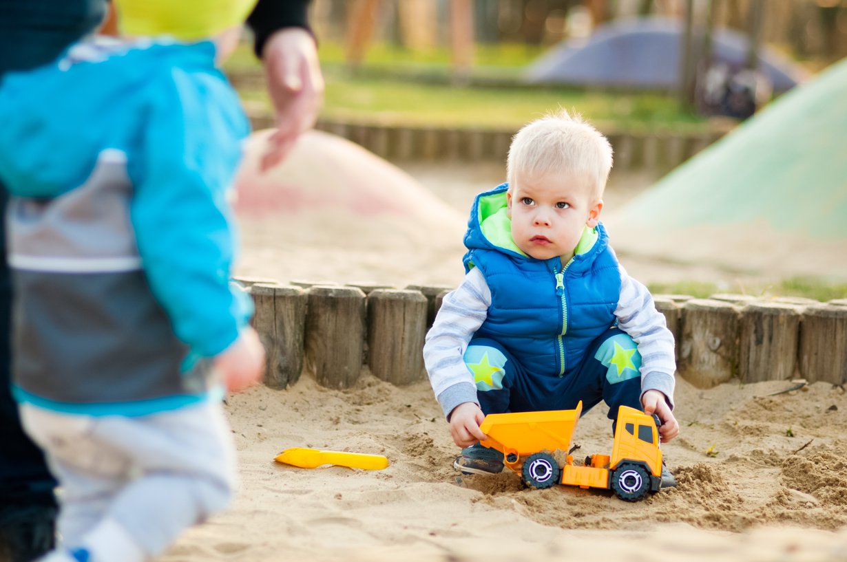 Jos taaperoiden tunteet kuumenevat hiekkalaatikolla, tarvitaan aikuisen väliintuloa. Kuva: Shutterstock.