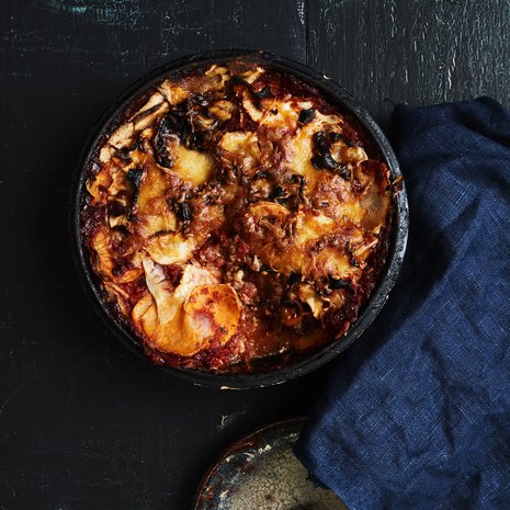 Moussakamainen kasvisvuoka muhii uunissa vaikka pitkän sunnuntaiulkoilun ajan.