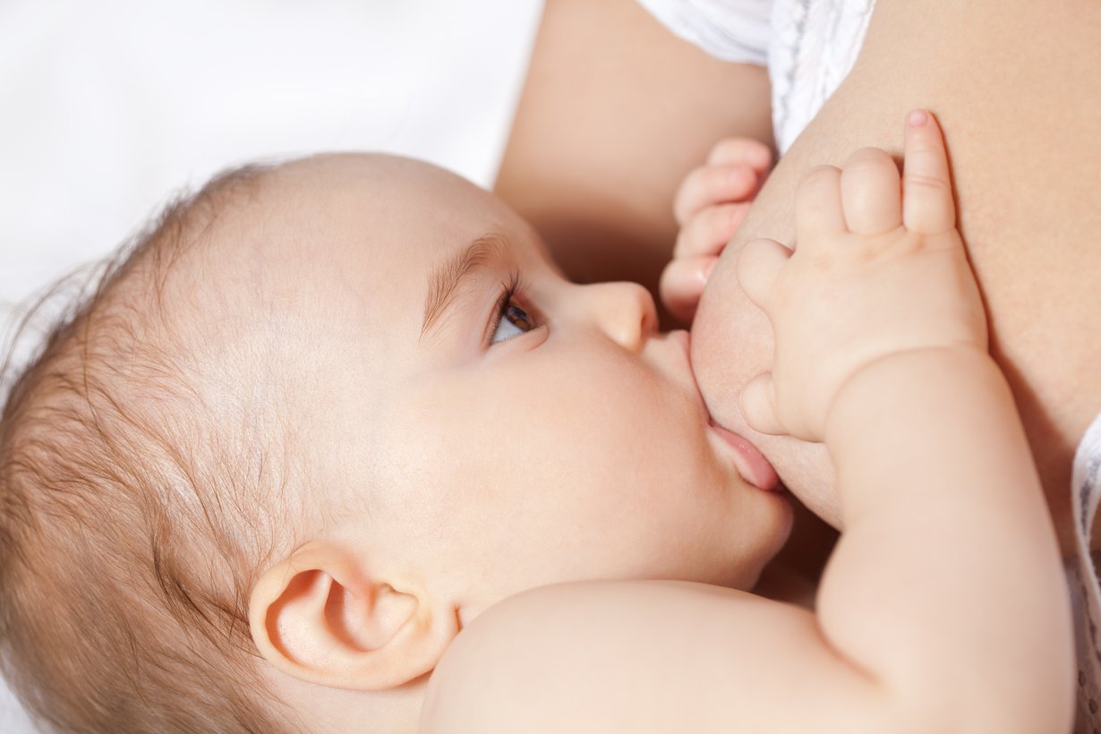 Vauva syö rintaa kuin hampurilaista. Tämä tarkoittaa sitä, että vauva saa rintaa mahdollisimman paljon suuhunsa, ei pelkästään nänniä. Kuva: iStockphoto