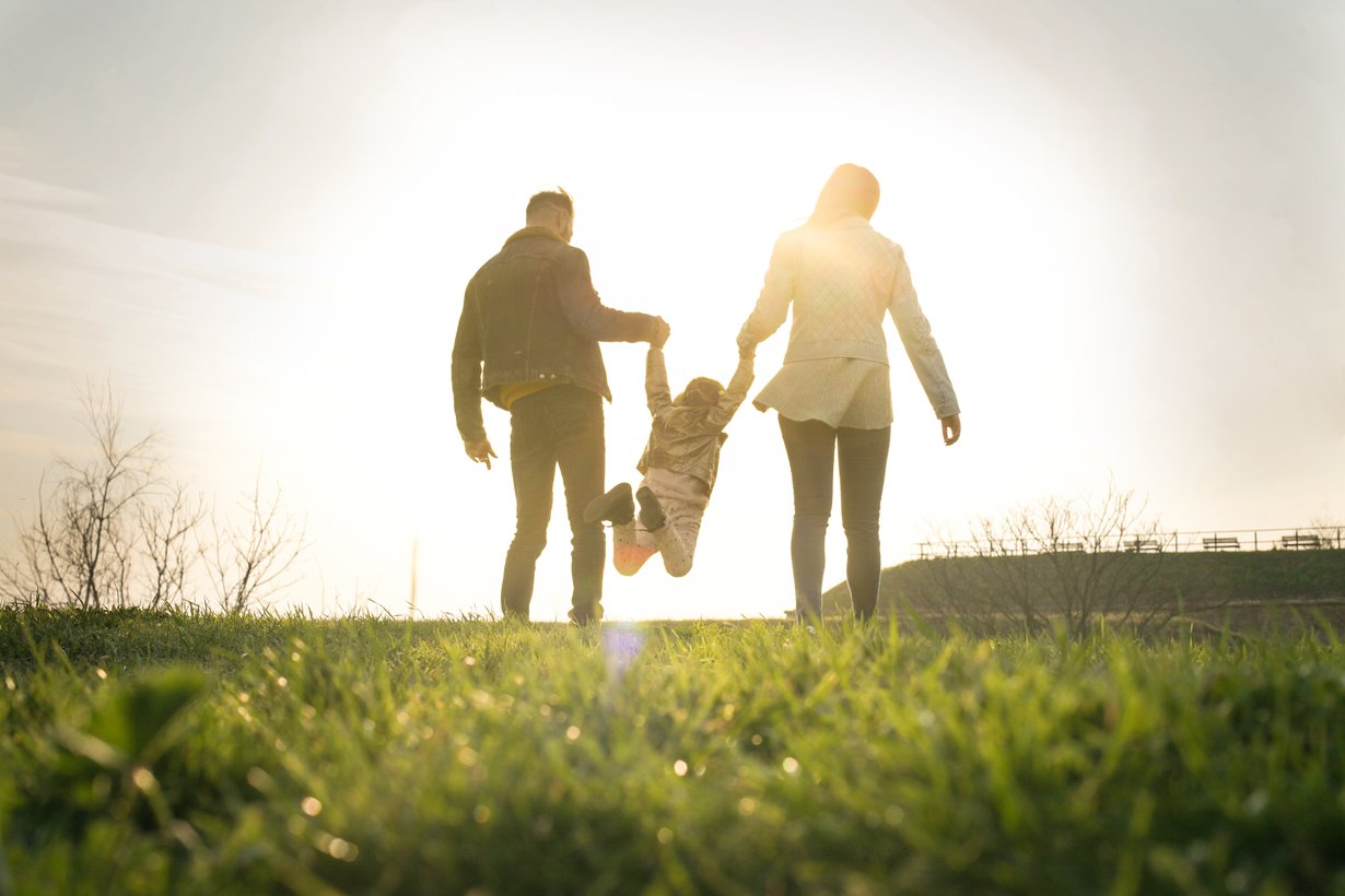 Yhden lapsen kanssa kädet riittävät, niin arkiaskareissa kuin temppuillessakin. Kuva: iStockphoto