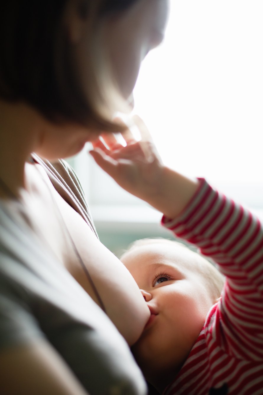 Imetyshetki voi onnistua vaikka äidin lounastauolla. Kuva: <span class="photographer">iStockphoto </span>