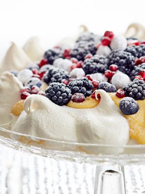 Pavlova on monen mielestä kakku ylitse muiden, pöydän kuningatar. Tuoreiden marjojen sijaan pinnalle sopivat paloitellut hedelmät tai koossa pysyvät pakastemarjat, kuten karpalot. Saat ihania lumikarpaloita, kun pyörittelet karpalot munanvalkuaisessa ja tomusokerissa.