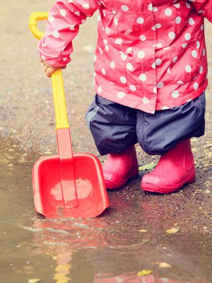 Lapsen kaikki vaatteet sukista kuravaatteisiin kannattaa nimikoida tarkkaan. Kuva: <span class="photographer">iStockphoto</span>