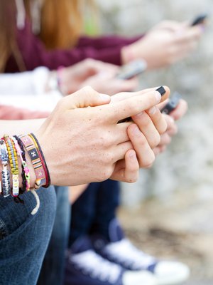 Nuorten mielestä kännykän käyttöä on vaikea vähentää, vaikka moni nuori kokee kännykän haittaava vuorovaikutusta ystävien kanssa. Kuva: <span class="photographer">Shutterstock</span>