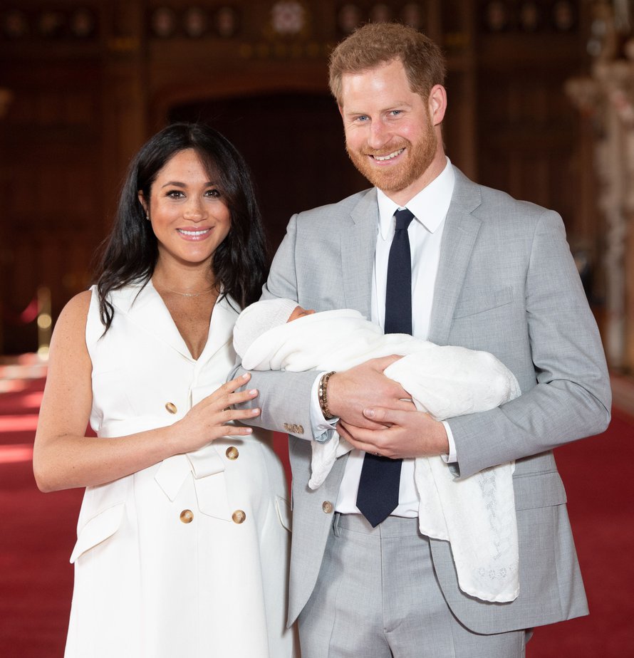 Onnesta hehkuvat vanhemmat Meghan ja Harry esittelivät maanantaina syntyneen pienokaisensa julkisuuteen eilen.
