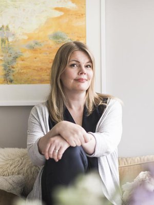 Kuinka perhe voisi ymmärtää, että äitikin tarvitsee lepoa ja palautumista, jos äiti ei koskaan puhu tarpeistaan ääneen, kouluttaja ja kirjailija Taina Laane muistuttaa.