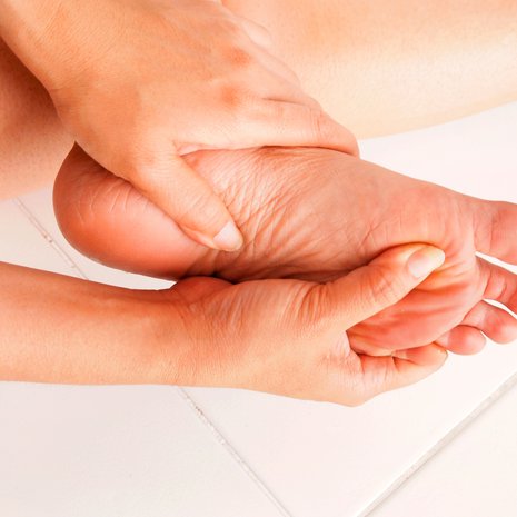 Kantakalvon tulehduksessa eli plantaarifaskiitissa kipu tykyttää yleensä kantapään alla, mutta joskus koko jalkapohja on tulessa.