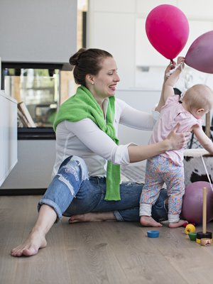 Päivin tytär Elle täytti juuri vuoden. ”Lapsen saamisen jälkeen kaikki maailman lapset ovat alkaneet tuntua omilta”, Päivi sanoo.