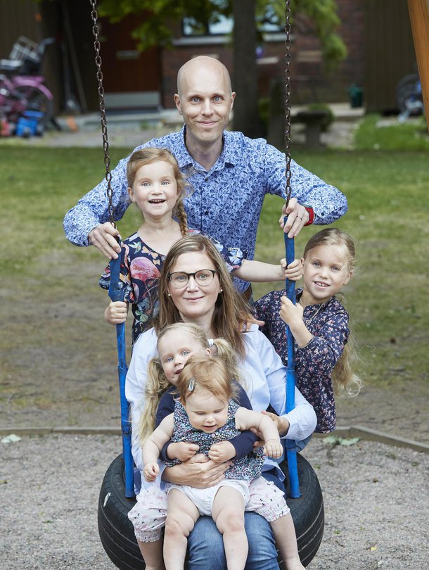 Annika ja Peik ovat  kiitollisia perheestään.  – Tiedämme, että lapsilukua ei aina voi suunnitella. Kuva: <span class="photographer">Juha Salminen</span>