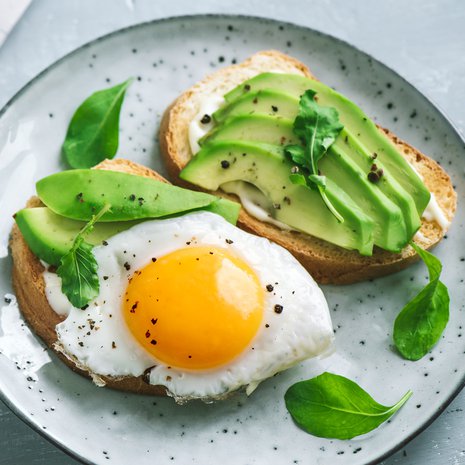 Kunnon aamiaisella on 3 nyrkillistä ruokaa: kokojyvää, kasviksia ja proteiineja.
