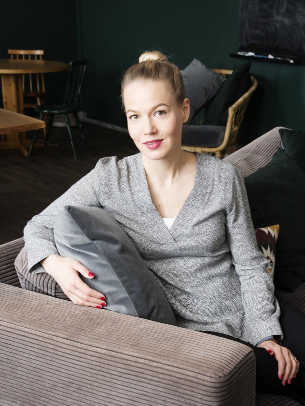 Leena Komulainen toteutti äitiyslomalla unelmansa kirjan kirjoittamisesta. – Kun jäin pois oravanpyörästä, mieleen vapautui tilaa aivan uusille ajatuksille. Kuva: <span class="photographer">Ninna Lindström</span>