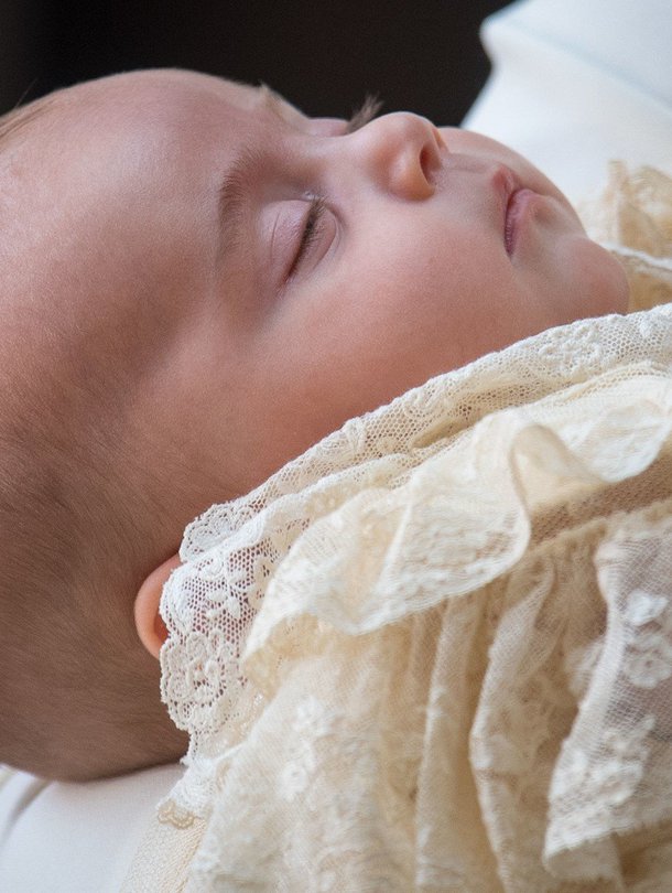 Prinssi Louis nukkui äitinsä käsivarsilla perheen saapuessa St. Jamesin kappeliin. Kuva: <span class="photographer">MVPhotos</span>