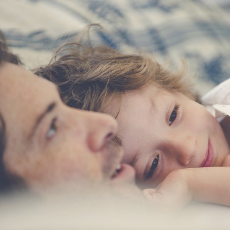 Aamuhali tai iltahöpötykset ovat arjen rutiineita, joilla vanhempi vahvistaa suhdettaan lapseen. Kuva: iStockphoto.