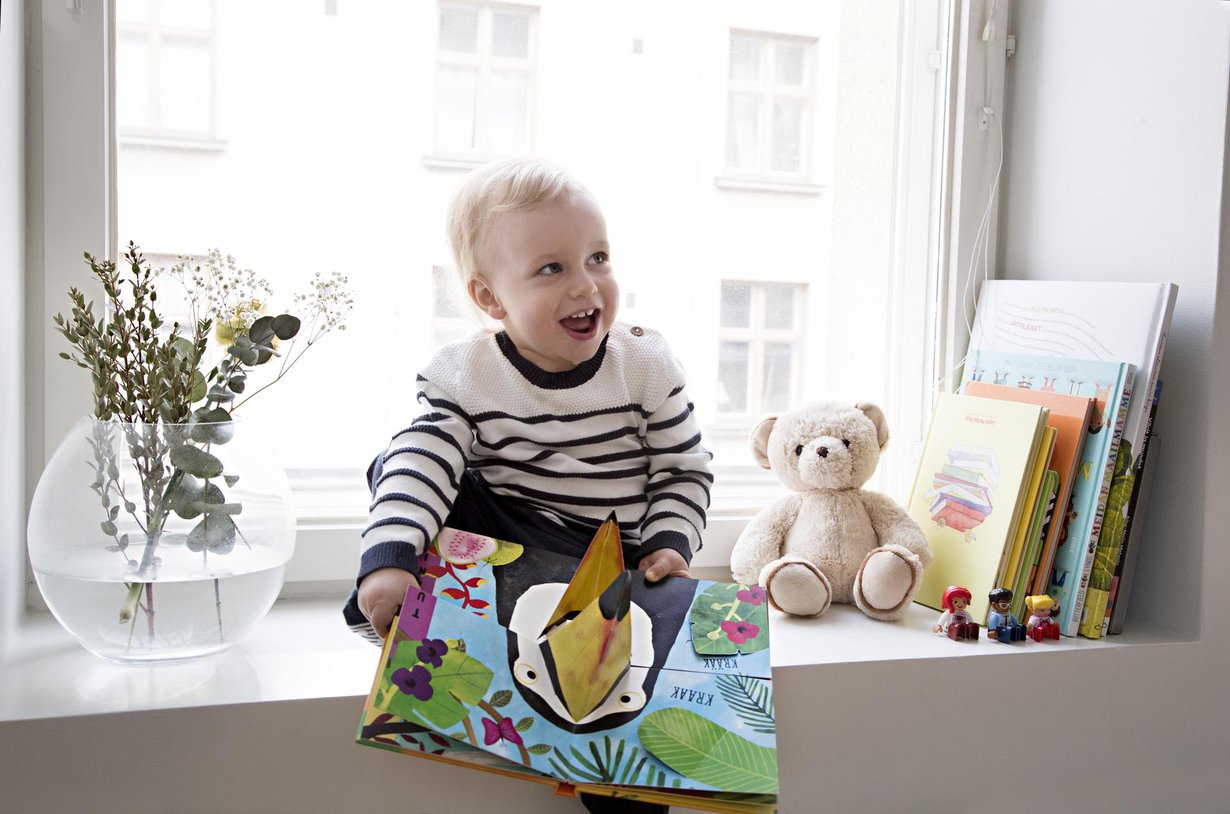 Mummin kanssa. Lisäaikaa töille järjestyi, kun Monan äiti saapui Turusta Helsinkiin hoitamaan Lionelia.
