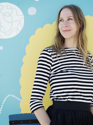 Nina Pirhonen antoi lapsena lahjaksi saamansa vaaleanpunaiset asiat siskolleen, koska piti itse sinisestä.