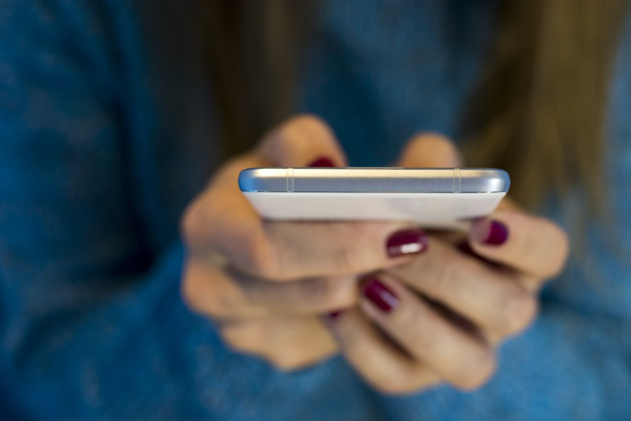 Seksuaalinen väkivalta voi saada alkunsa yhteydenotolla somessa ja viestipalveluissa. Kuva: iStockphoto